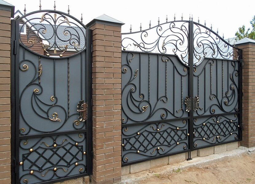 Серые кованые ворота с калиткой для частного дома